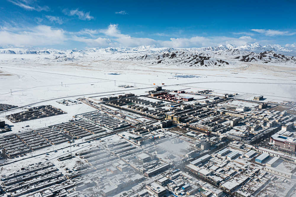 西藏阿里地區(qū)改則縣迎來初雪，銀裝素裹，美如畫卷。
