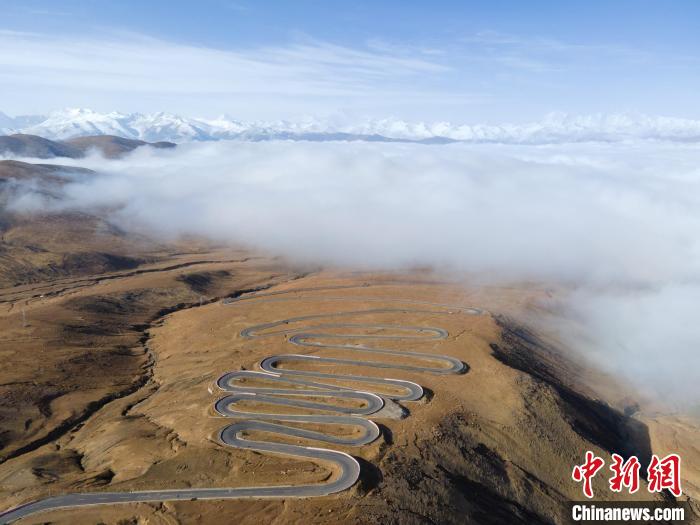圖為西藏定日縣，前往珠穆朗瑪峰大本營蜿蜒的公路與云海。　江飛波 攝