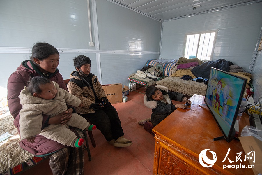 古榮村群眾入住活動板房。人民網(wǎng)記者 翁奇羽攝