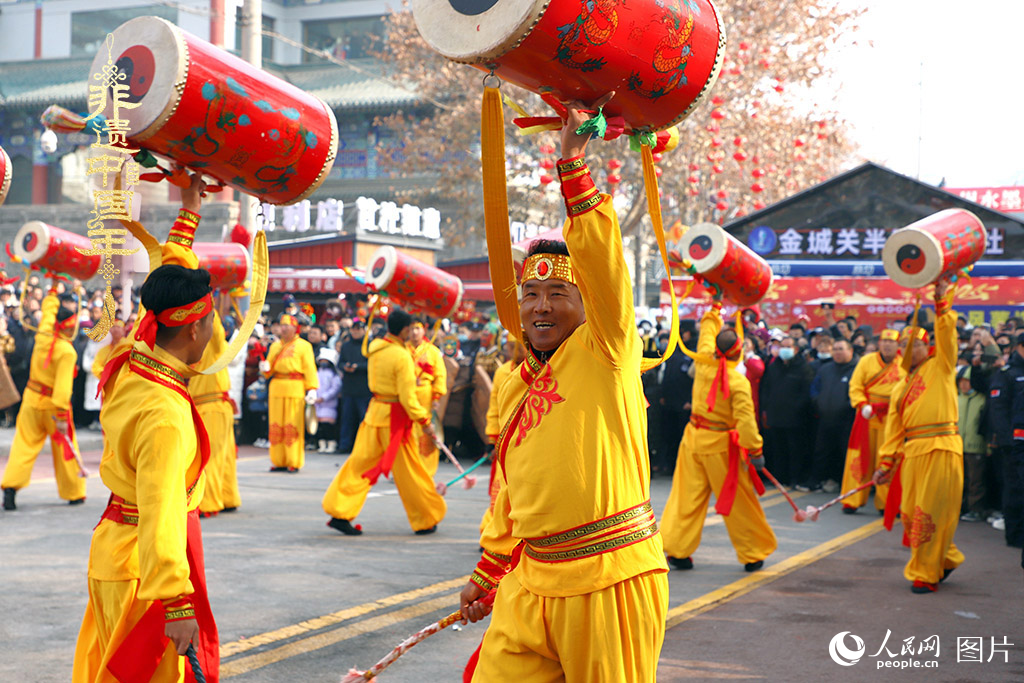 2025年1月29日，蘭州太平鼓、舞獅、軍儺、秦腔等精彩的蘭州市經(jīng)典非物質(zhì)文化遺產(chǎn)代表性項(xiàng)目在金城關(guān)黃河文化旅游街區(qū)廣場集中亮相。人民網(wǎng)記者 焦隆攝