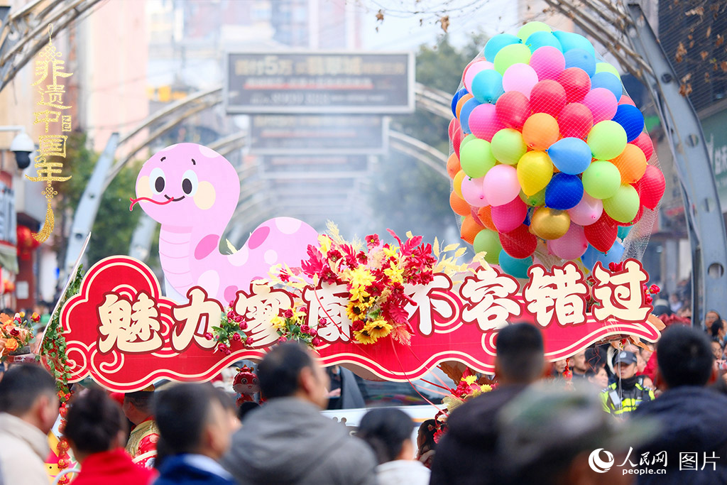 2025年1月29日，大年初一，云南省曲靖市麒麟?yún)^(qū)舉行“千人舞麒麟”活動，耍龍舞獅過大年，現(xiàn)場人山人海，熱鬧非凡。人民網(wǎng) 莊志斌攝