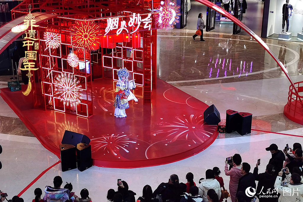 2025年1月29日，大年初一，吉林省京劇團(tuán)亮相長春“煙火妙會”，演員們用的精湛技藝，為市民呈上一場韻味悠長的視聽盛宴，一招一式盡顯京劇魅力?，F(xiàn)場還進(jìn)行了京劇知識科普，讓傳統(tǒng)文化在互動中 “活” 起來，為新春佳節(jié)增添了一抹濃厚的文化底色 。人民網(wǎng)記者 王帝元攝