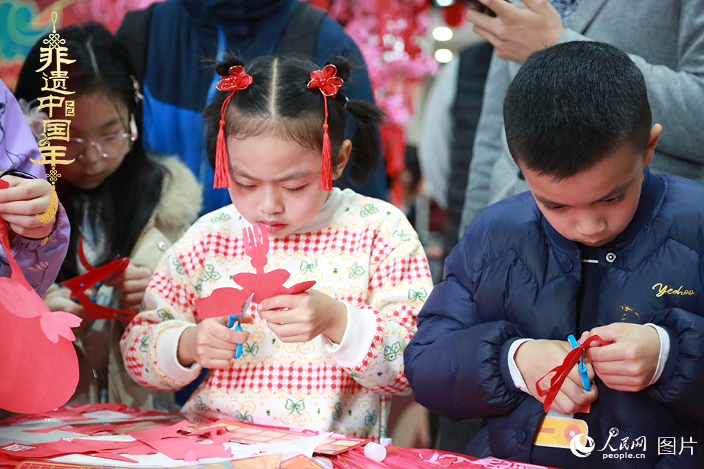 2025年1月23日，上海市青少年活動中心迎新春游園會上，小朋友們正在學(xué)習(xí)剪窗花。人民網(wǎng)記者 龔莎攝