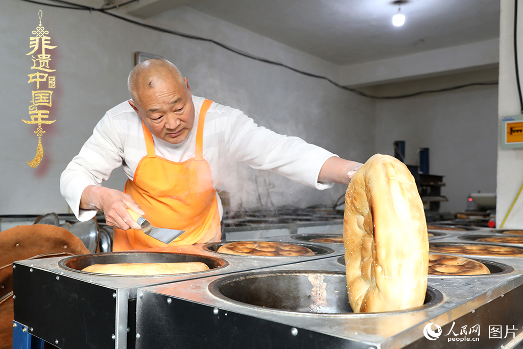 2025年1月23日，山東省臨沂市莒南縣一家傳統(tǒng)大餅作坊內(nèi)，師傅們正忙著烤制當(dāng)?shù)厝舜汗?jié)期間家家戶戶必備的、金黃誘人的莒南大餅。人民網(wǎng)記者 劉祺攝