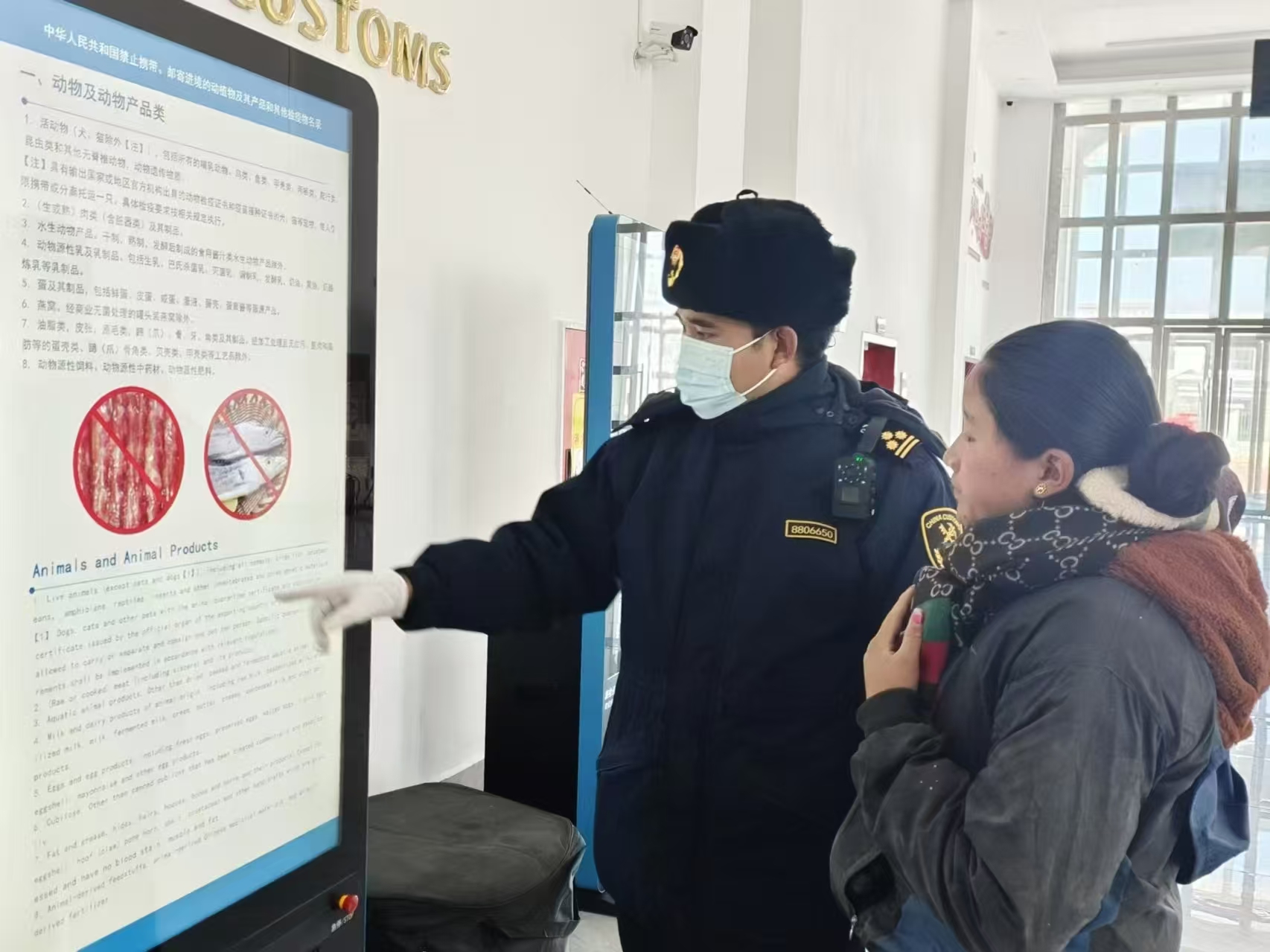 海關(guān)關(guān)員對(duì)入境邊民進(jìn)行禁止攜帶、郵寄進(jìn)境動(dòng)植物及其產(chǎn)品解讀。次旺久美攝