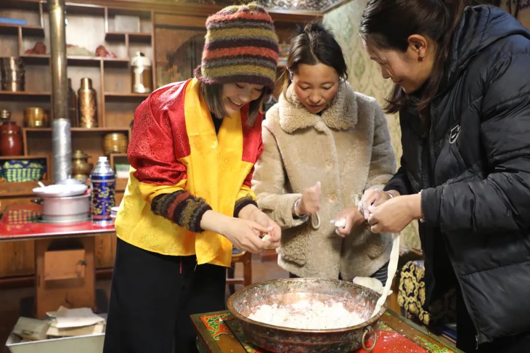 游客體驗制作“古突”。巴桑卓嘎攝