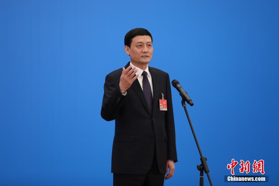 3月8日，第十三屆全國(guó)人民代表大會(huì)第四次會(huì)議舉行第二場(chǎng)“部長(zhǎng)通道”采訪(fǎng)活動(dòng)。圖為中國(guó)工業(yè)和信息化部部長(zhǎng)肖亞慶通過(guò)網(wǎng)絡(luò)視頻方式接受采訪(fǎng)。 <a target='_blank' ><p  align=