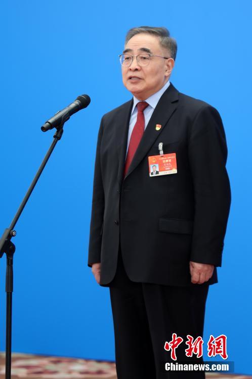 3月8日，第十三屆全國人民代表大會(huì)第四次會(huì)議舉行第二場“代表通道”采訪活動(dòng)。圖為全國人大代表張伯禮通過網(wǎng)絡(luò)視頻方式接受采訪。 <a target='_blank' ><p  align=