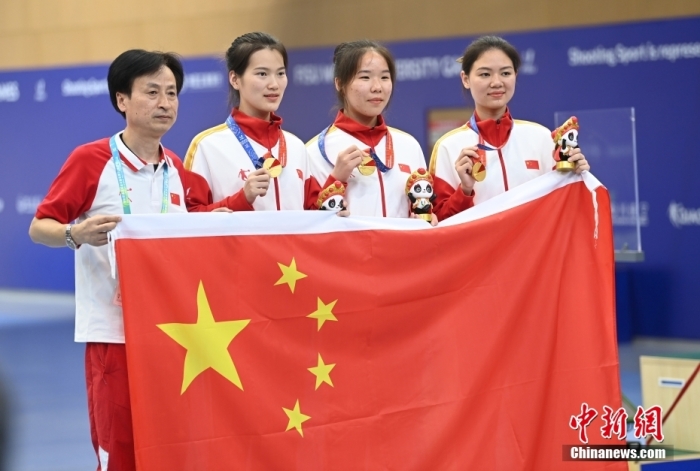 8月1日，第31屆世界大學(xué)生夏季運動會女子25米手槍團(tuán)體決賽在四川成都舉行，中國隊獲得冠軍。圖為中國隊選手熊亞瑄(左二)、林雅茜(右二)、王珂怡(右一)等站在領(lǐng)獎臺上合影。<a target='_blank' href='/'><p  align=